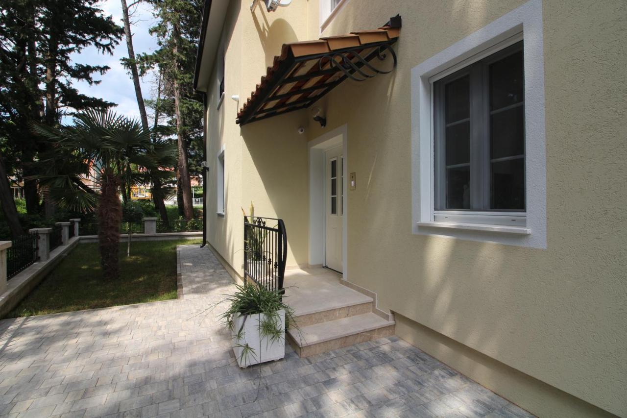 Villa Beachfront Sea Palace Kastela Exterior photo
